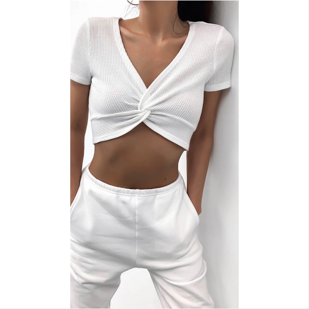 ๐ช Twist Front Knit Crop Top ๐ช - Picture 1 of 7